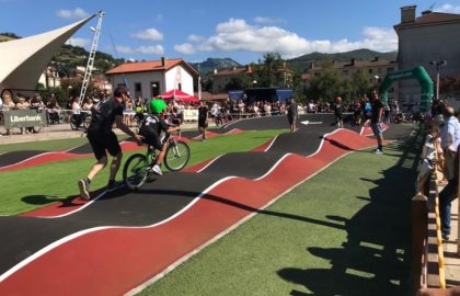 Primer circuito de bicicleta de montaña para niños realizado con pavimento COMPOSAN