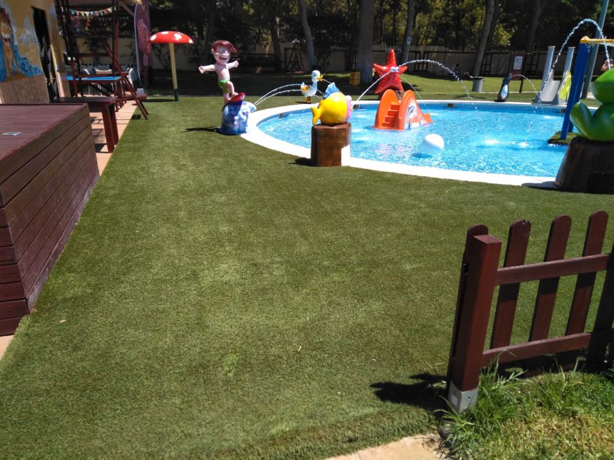 ¡Césped artificial y agua, la combinación perfecta del verano!