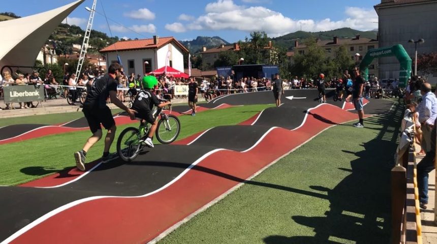 Primer circuito de bicicleta de montaña para niños realizado con pavimento COMPOSAN