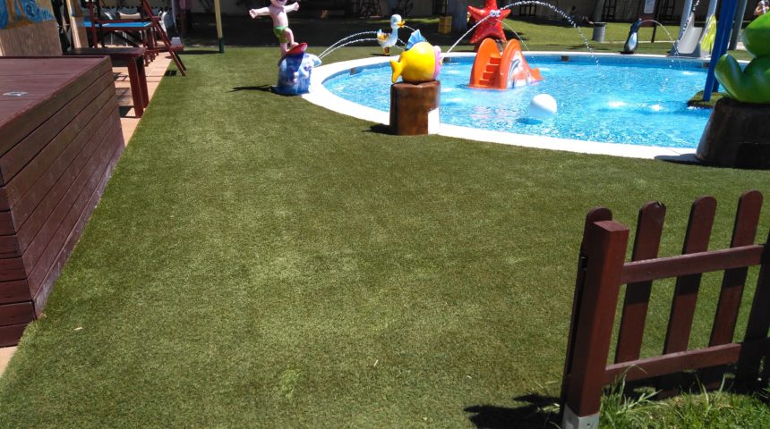 ¡Césped artificial y agua, la combinación perfecta del verano!